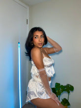 Load image into Gallery viewer, Daisy Sheer Gloves
